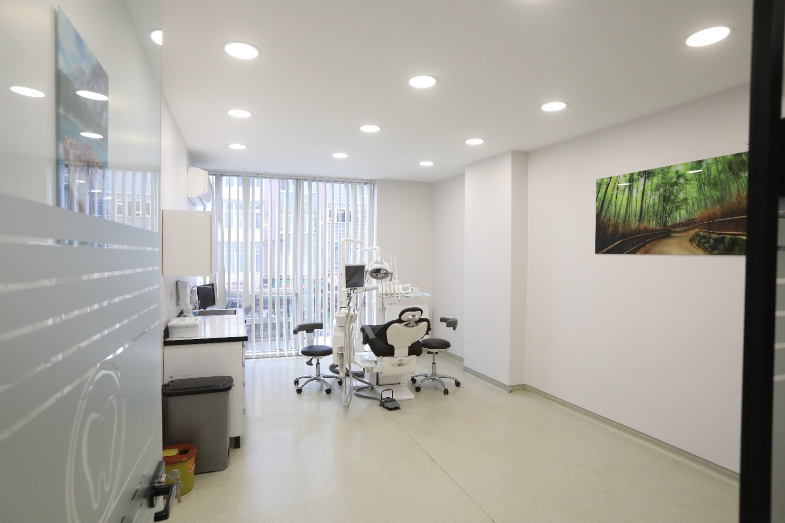 A second treatment room at Master Dent Clinic with full-height windows