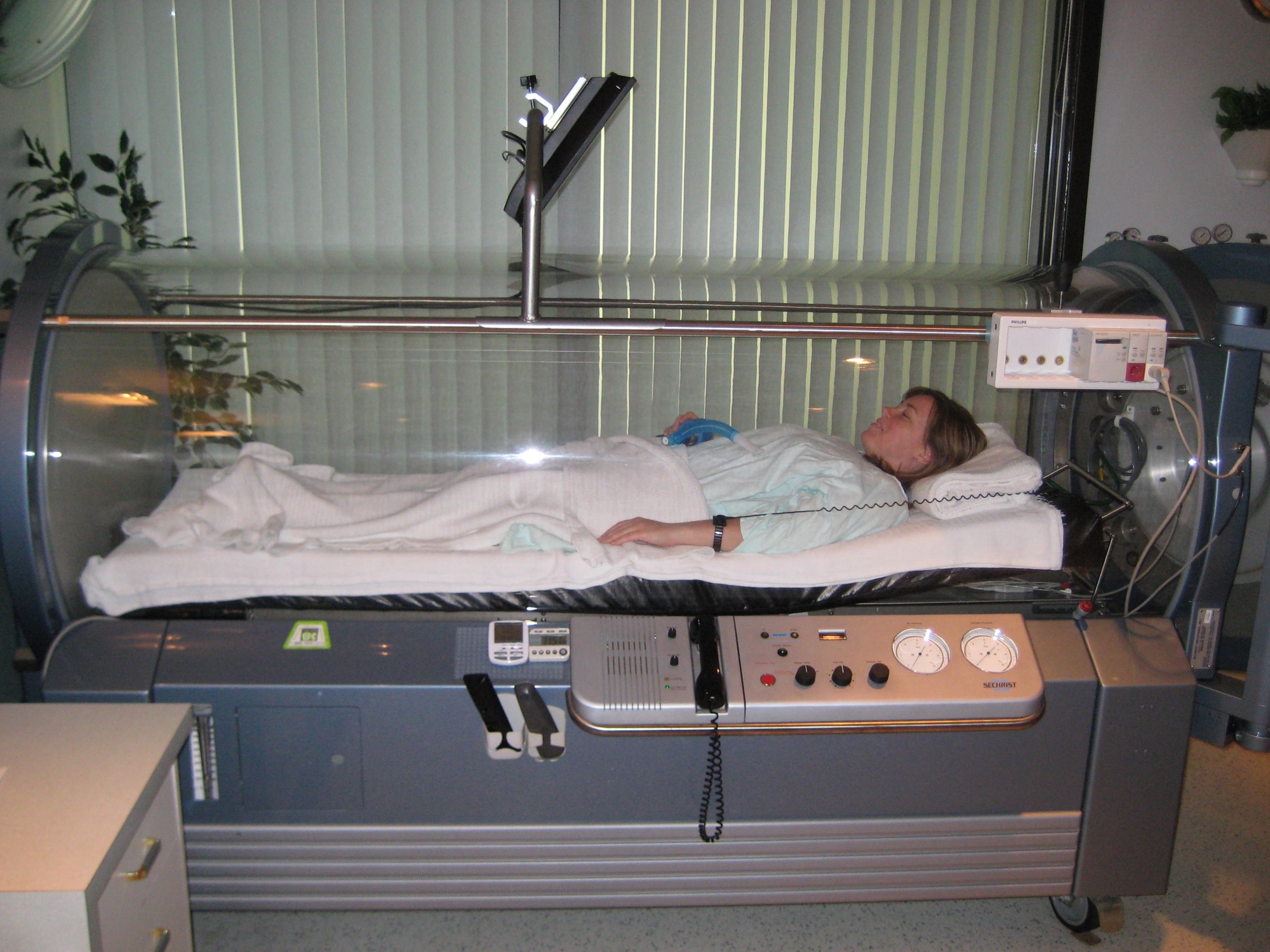 Hyperbaric oxygen therapy chamber